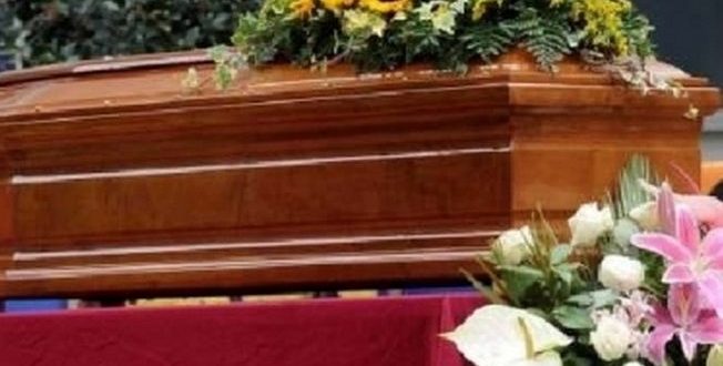 Bologna: SI RISVEGLIA DURANTE IL SUO FUNERALE, ESCE DALLA BARA E AGGREDISCE IL PRETE - Gazzetta24