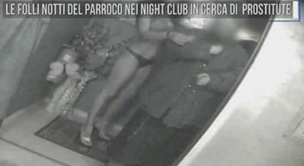 Notti folli al night tra le spogliarelliste, incastrato un parroco: "Dovrei confessarmi"