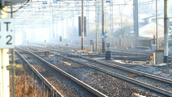 Selfie sui binari con il treno in corsa, 4 tredicenni bloccate dai vigili a Legnano - Repubblica.it