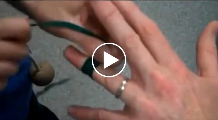 Ecco un trucco per sfilare un anello dal dito quando resta incastrato