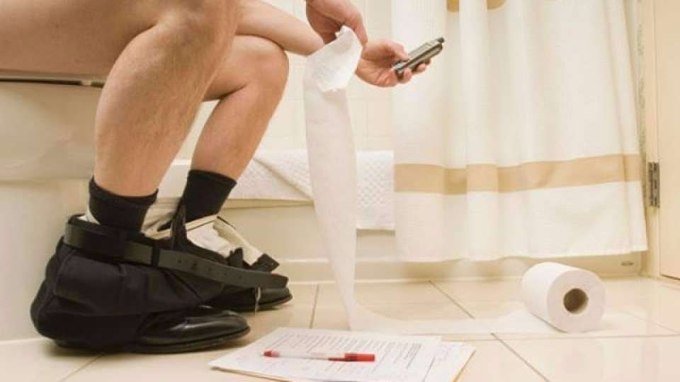 Lo smartphone non si dovrebbe mai portare in bagno