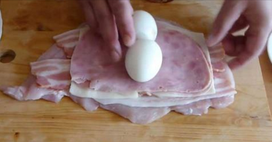 Avvolge uova sode, pollo e prosciutto insieme: il risultato finale è una ricetta straordinaria