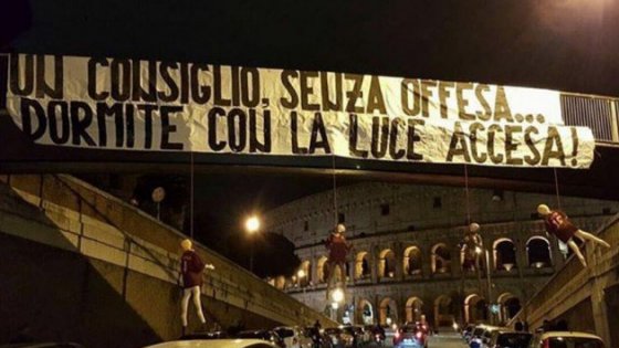 Colosseo, manichini con maglie dei giocatori della Roma impiccati - Repubblica.it