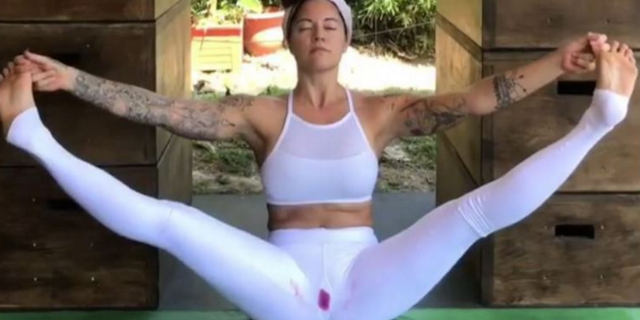 Si riprende mentre fa yoga durante le mestruazioni senza censura - Roba da Donne