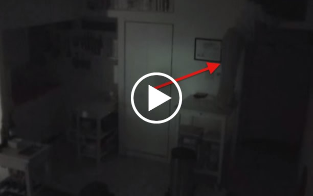 Mette una telecamera per incastrare la sua ragazza ma fa una scoperta incredibile