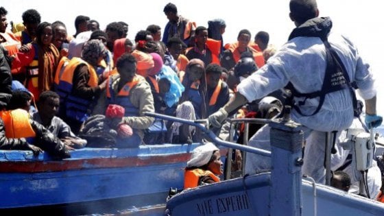 Migranti, l'Italia alla Ue: ipotesi blocco alle navi straniere. Mattarella: "Situazione insostenibile" - Repubblica.it