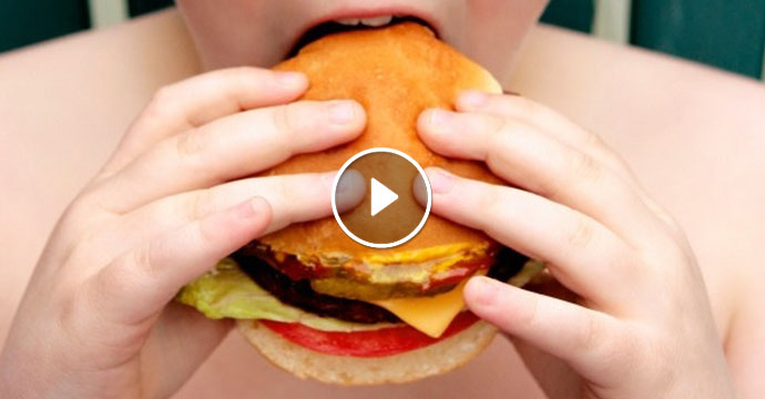 Questo video scioccante vi spingerà a cambiare le abitudini alimentari dei vostri figli.