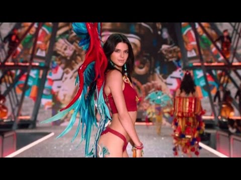 Gli angeli sexy di Victoria's Secret sfilano a Parigi - YouTube - LinkShared