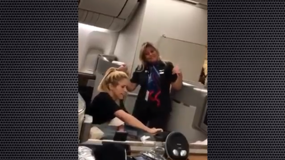 Shakira sale a bordo di un aereo. Ad un certo punto la hostess inizia a ballare "Waka Waka"