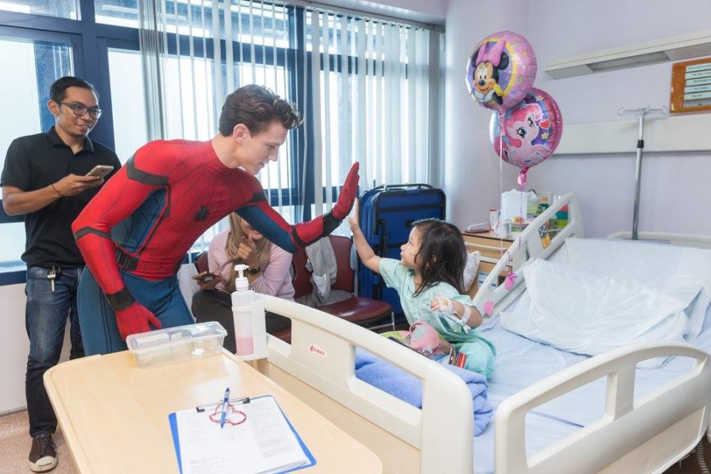 Tom Holland E Jacob Batalon Visitano Il KK Hospital - Il Blog Di Marco Zuccardi