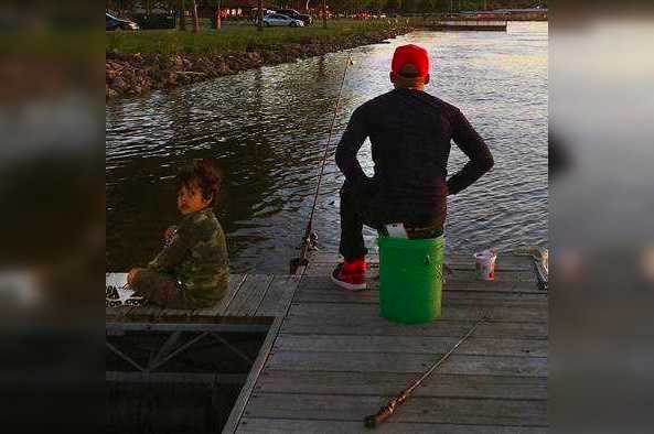 Fotografa padre e figlio mentre stanno pescando – qualche minuto dopo, accade l’impensabile