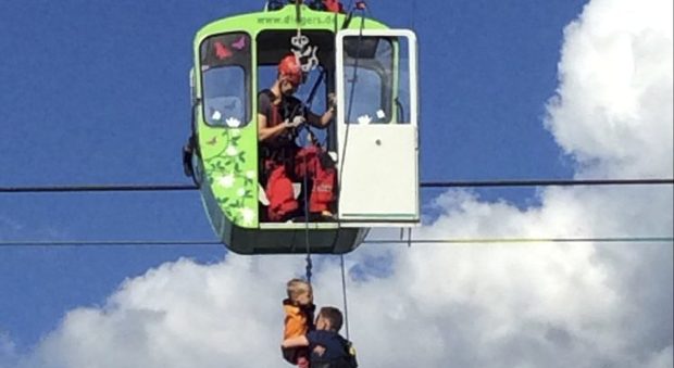 La funivia si blocca, panico per 100 persone: "Bambini calati giù da decine di metri" | NEWS - LEGGO.it