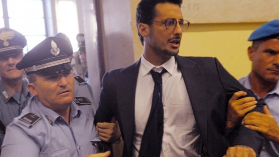 Corona torna in aula a Milano, "voglio uscire dal carcere". E chiede sblocco dei soldi per pagare le tasse - Repubblica.it