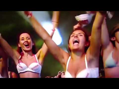 Video, lancio di reggiseni sul palco durante Rewind al Concerto di Vasco Rossi a Modena Park - YouTube - LinkShared