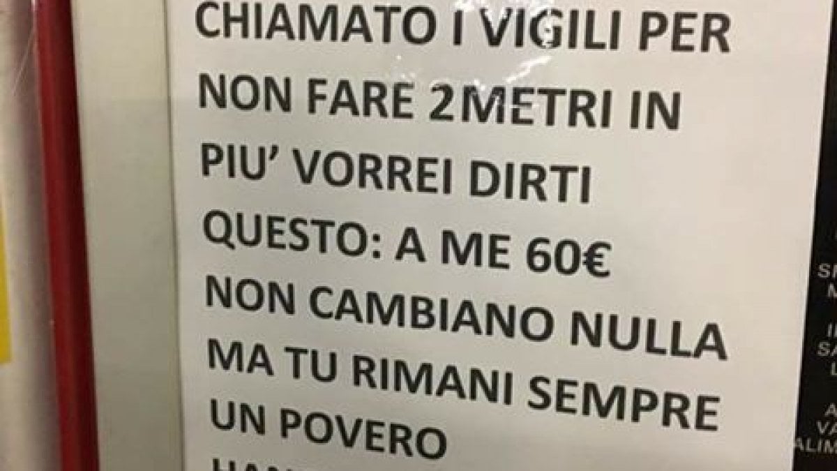 Milano, individuato il responsabile del cartello di insulti al disabile: un video lo inquadra - Repubblica.it