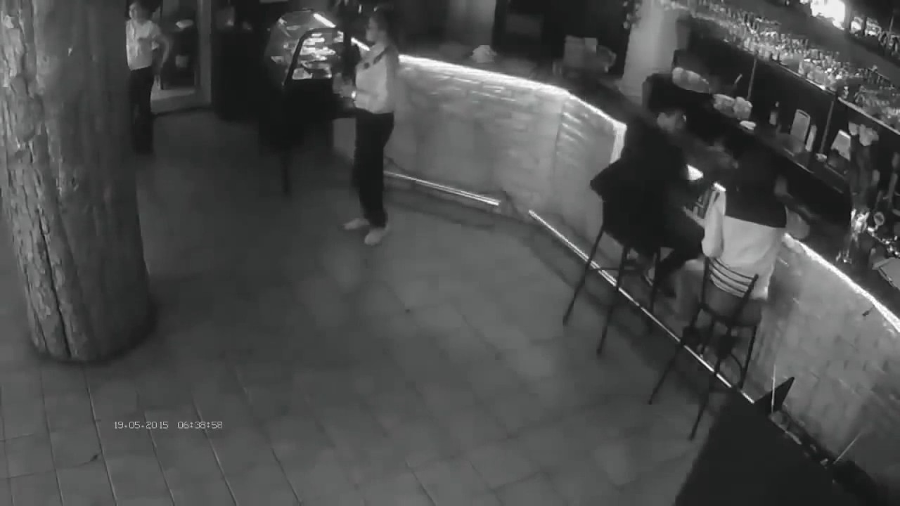 Cameriera: Un uomo le palpa il sedere, guardate che impressionante reazione!! - YouTube - LinkShared