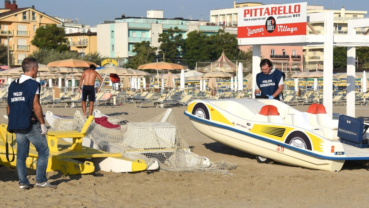 Skip.Li | Rimini, violentata in spiaggia da quattro uomini davanti al marito