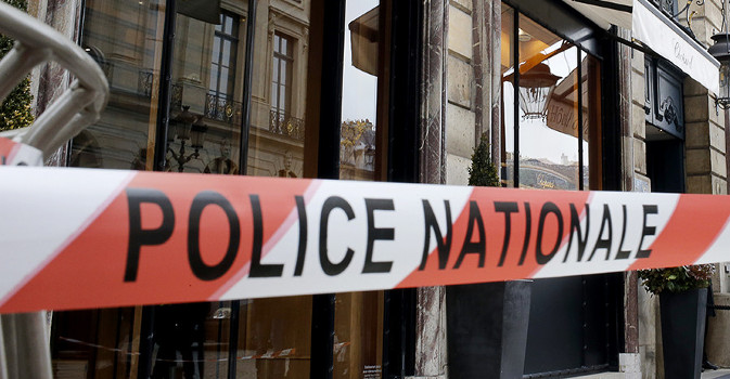 FRANCIA, AUTO CONTRO PIZZERIA: MORTA UNA RAGAZZINA DI 13 ANNI E SETTE FERITI