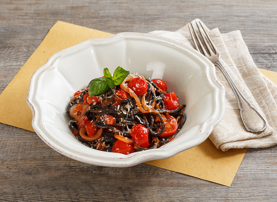 Spaghetti al nero di seppia con salsa di pomodoro alla 'nduja con olio extravergine d'oliva Sabina DOP Zucchi. - Oleificio Zucchi