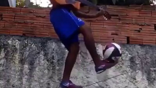 Skip.Li | Palleggia e suona la chitarra in equilibrio su un filo - Video Dailymotion