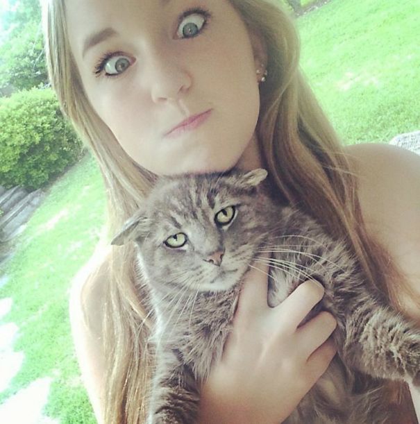 Quando vuoi fare un selfie col tuo gatto ma lui non vuole: queste foto sono davvero esilaranti!