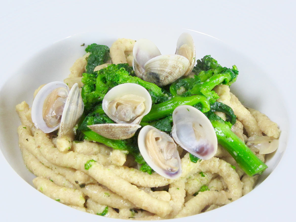 Passatelli asciutti con vongole e cime di rapa: una ricetta facile e sfiziosa