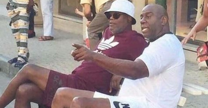 MAGIC JOHNSON E SAMUEL L. JACKSON SU UNA PANCHINA A FORTE DEI MARMI, LA FOTO SFOTTO' DIVENTA VIRALE: "RISORSE BOLDRINIANE FANNO SHOPPING COI 35 EURO" (Ma va là!)