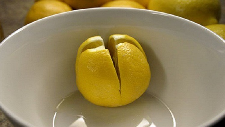Taglia 2 limoni e li mette sul comodino. Quando saprai perché non potrai più farne a meno