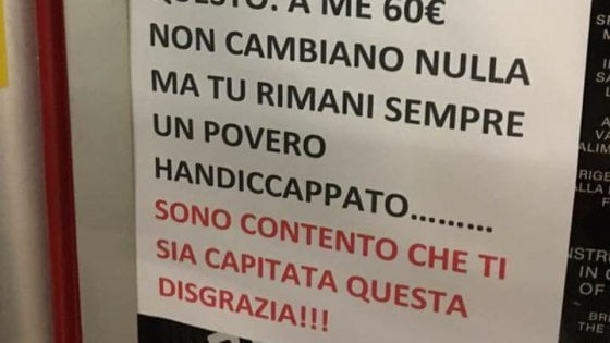 Multato dai vigili chiamati dal disabile lascia cartello shock: "Sei un povero handicappato e sono contento" - Repubblica.it