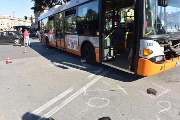 Era figlia di bacci costa - Autobus contro scooter, donna muore a Brignole | Liguria | Genova | Il Secolo XIX