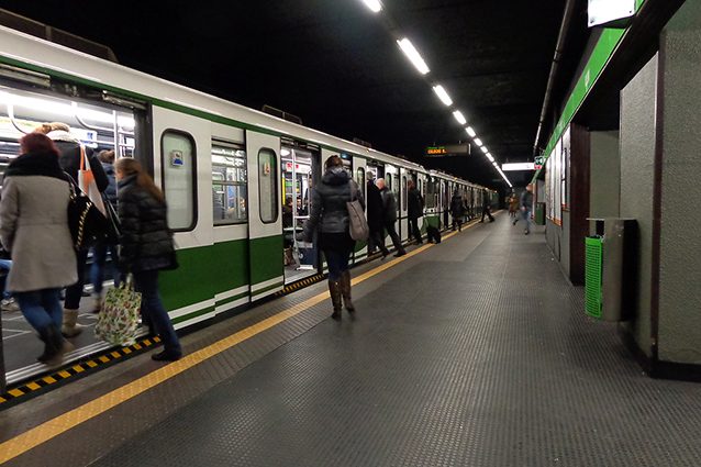 Skip.Li | Milano, arriva un’ora prima dell’apertura della metro: stanca di aspettare spacca 15 vetrate