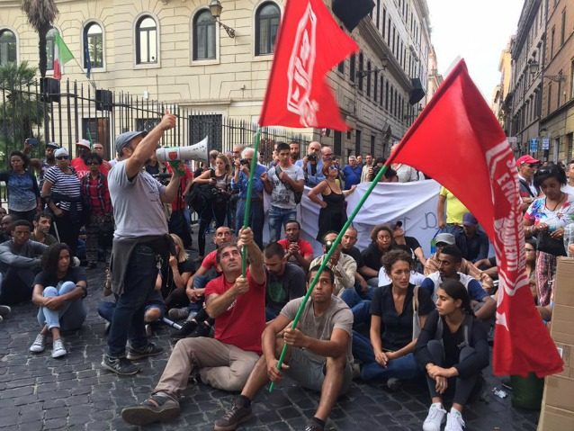 Skip.Li | Lotta per la casa, il movimento blocca via Ripetta: tafferugli con la polizia, attivisti denunciati