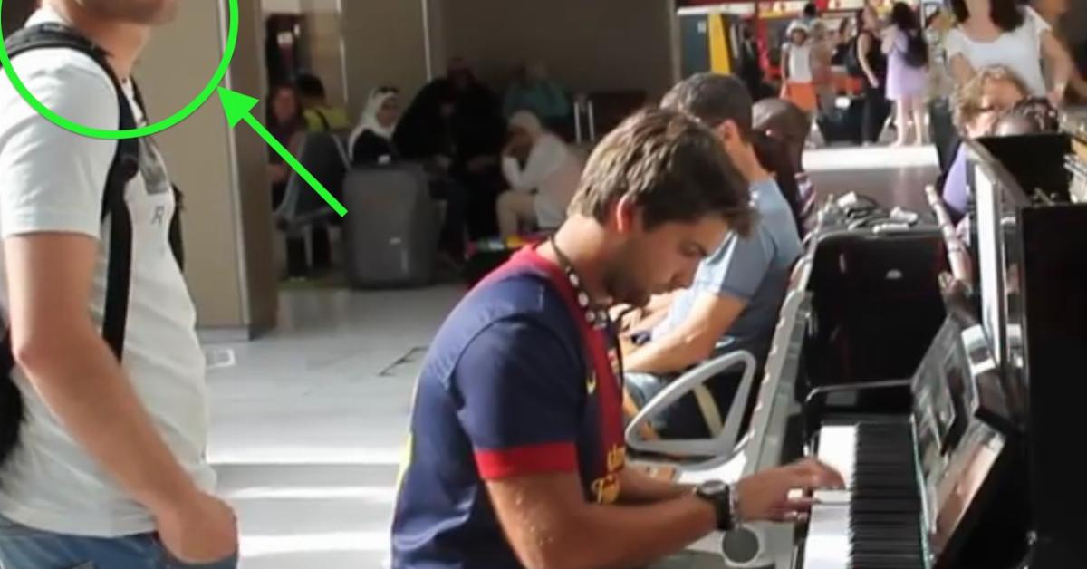 Un musicista suona un pianoforte pubblico. Poi uno sconosciuto si unisce a lui e i due stupiscono tutti.