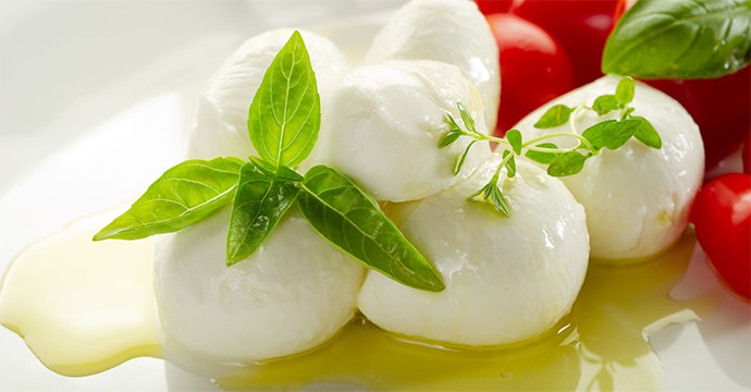 Tutti abbinano la mozzarella con il pomodoro, ma è un grosso errore farlo. Ecco perchè...