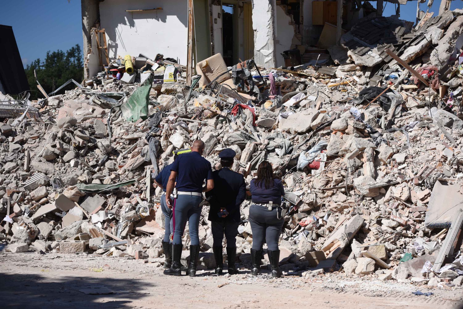 Lo scandalo degli sms solidali: neanche un euro ad Amatrice - IlGiornale.it
