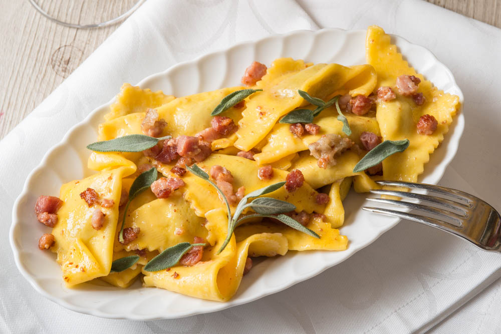 Casoncelli alla bergamasca: aromatica pasta ripiena della cucina lombarda