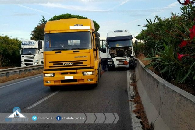 Skip.Li | Tir finisce contro il guard rail sulla Pontina: strada chiusa per ore, lunghe code verso Roma