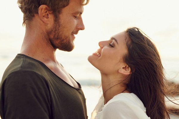 15 cose che fa un uomo quando è davvero innamorato: