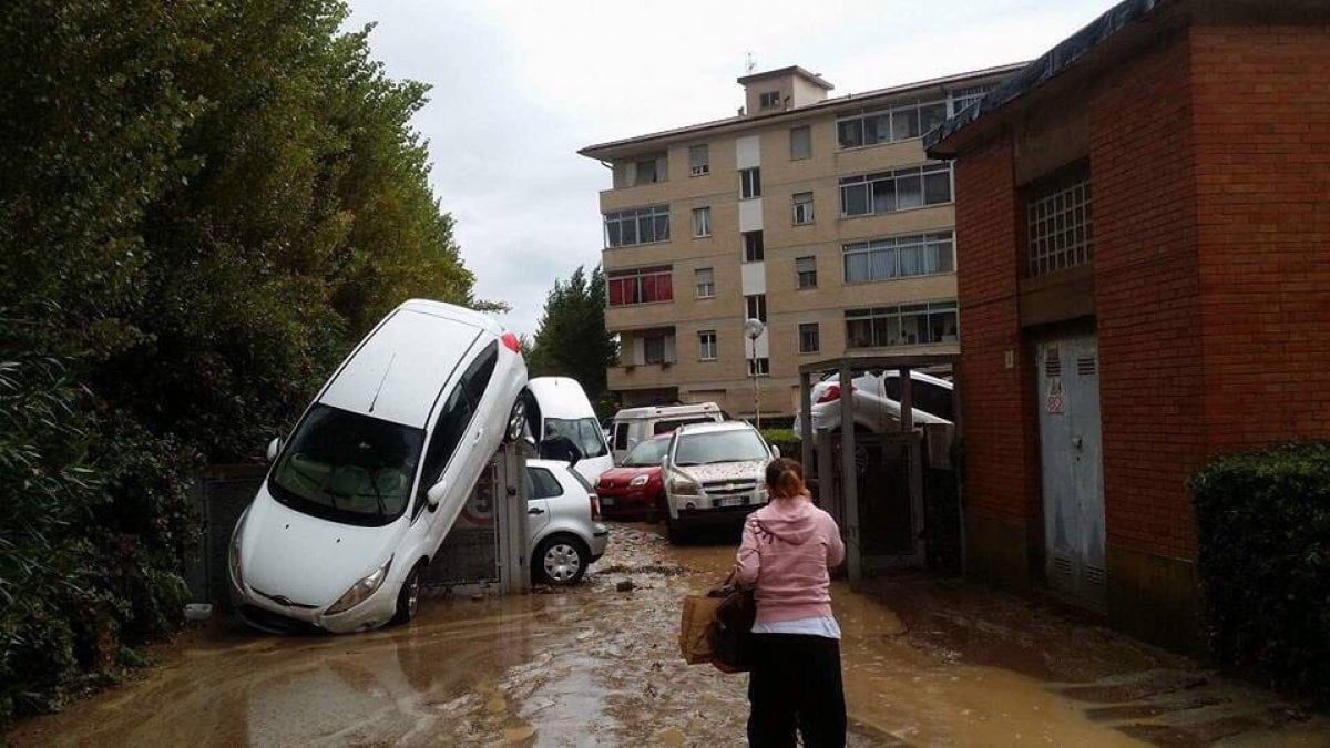 Maltempo, cinque morti e tre dispersi a Livorno. Allagata la città - Repubblica.it