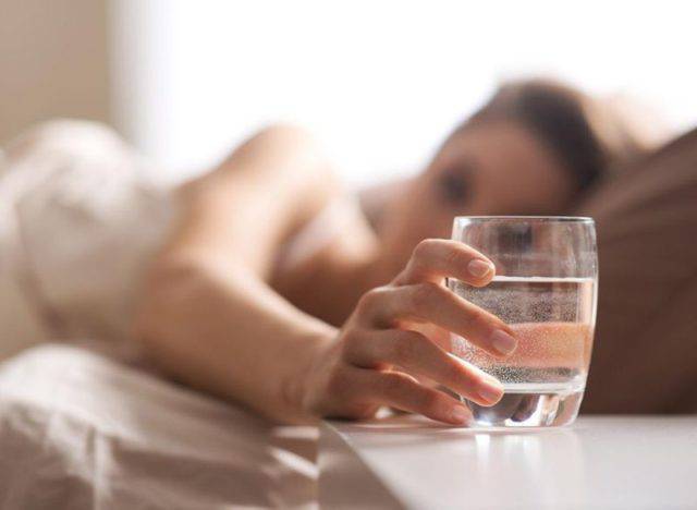 Bere acqua appena svegli è importantissimo per la salute, Ecco perchè: