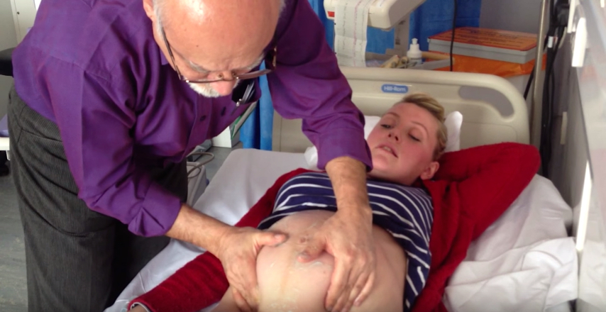 Il bambino è in posizione podalica - guardate il medico che cerca di girarlo poco prima del parto