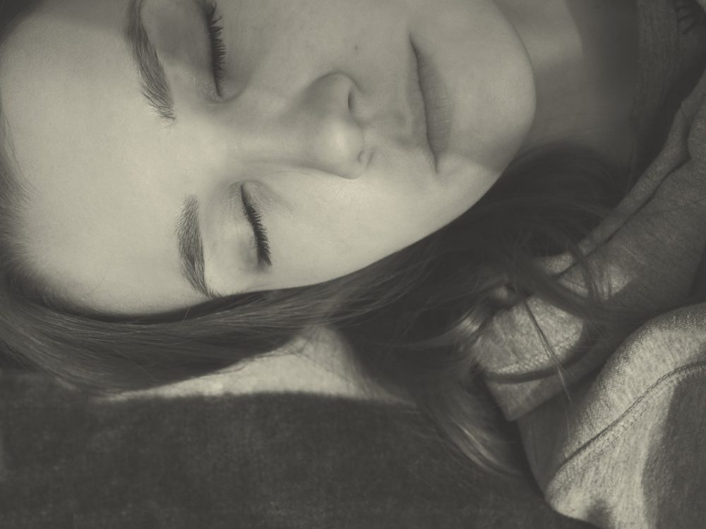 Come imparare ad addormentarsi in un minuto con questa tecnica naturale