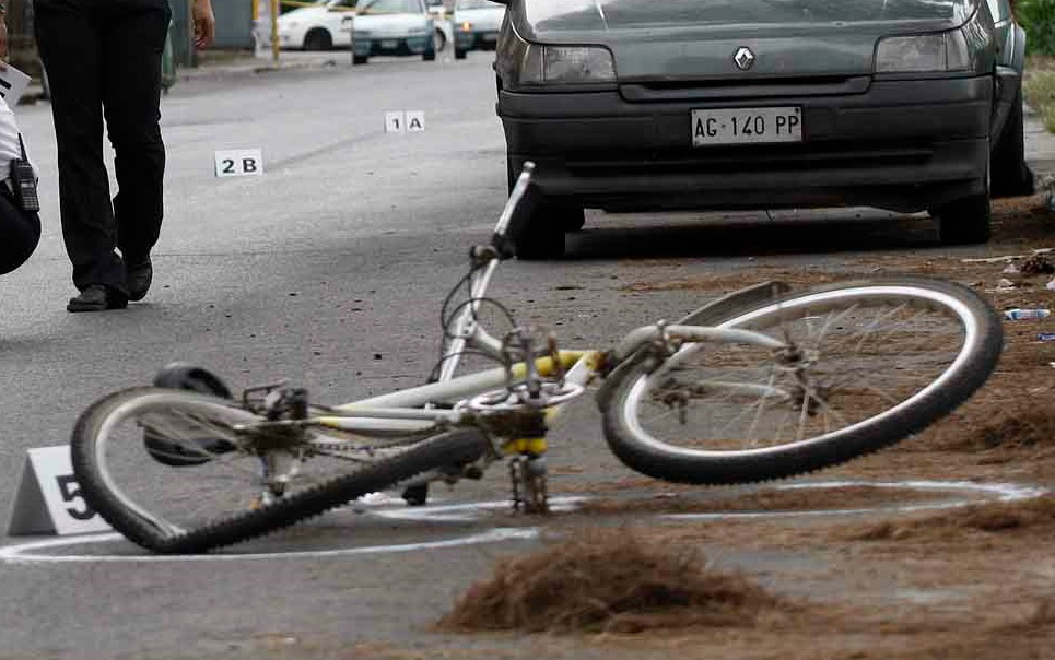 Skip.Li | Milano, 52enne in scooter investe una ragazza in bici e poi cade a terra: l’uomo è grave