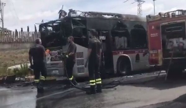 Skip.Li | Roma, autobus in fiamme sul raccordo Anulare uscita Trionfale