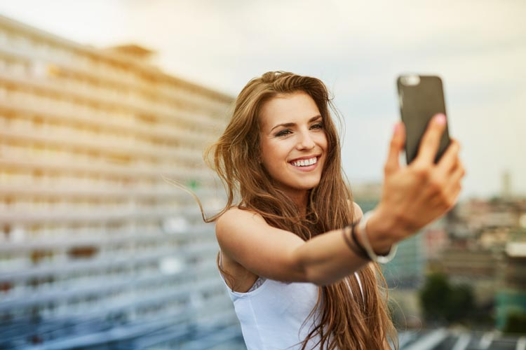 Uno studio scientifico dimostra che chi si fa i selfie ha disturbi mentali