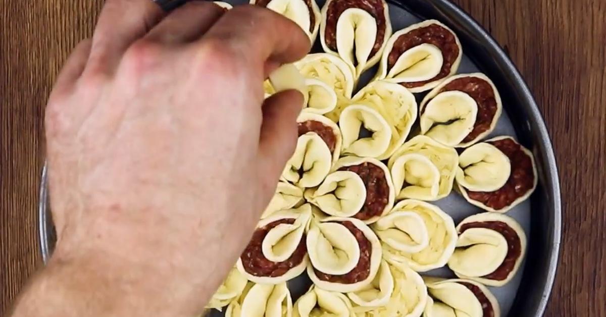 Taglia 33 dischi di pasta sfoglia e riempili come tortellini: questo piatto soddisfa gli occhi e il palato.