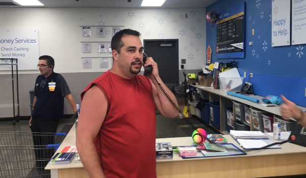 Canta l'inno americano al supermercato e il video di questo uomo diventa virale: