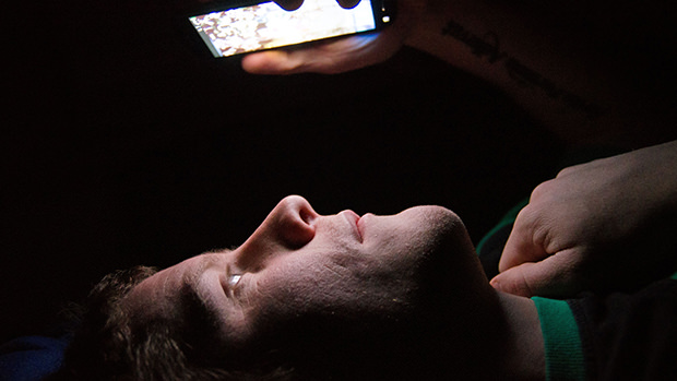 Dopo questo articolo, non dormirai più con il cellulare sotto il cuscino.