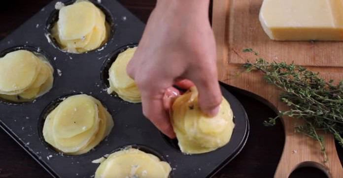 Affetta le patate e mettile a cuocere nella teglia dei muffin
