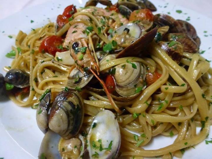 Linguine pomodorini, gamberi e vongole | Ricette di Sardegna